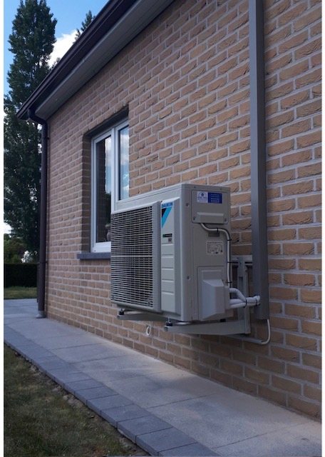 Unité extérieure de pompe à chaleur Daikin installée en façade
